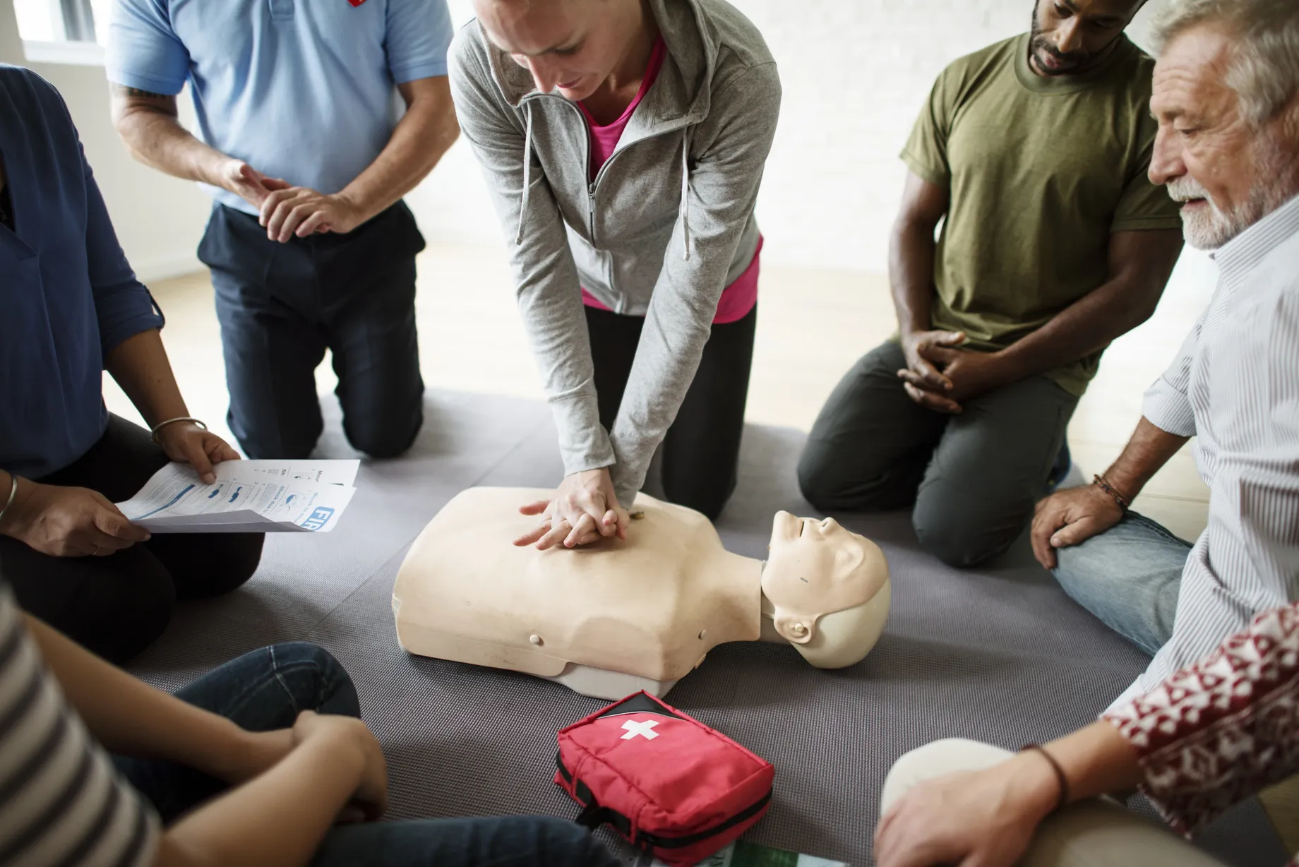 Esercitazione di rianimazione cardiopolmonare (RCP) su manichino durante corso di primo soccorso aziendale