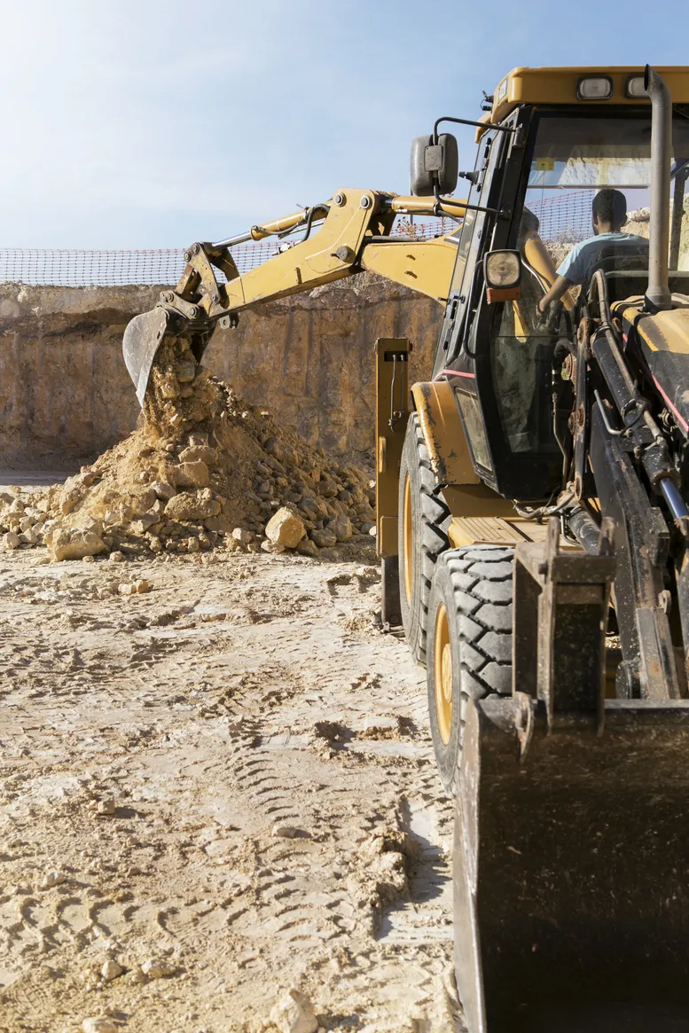 Escavatore idraulico in funzione durante le operazioni di movimentazione del terreno