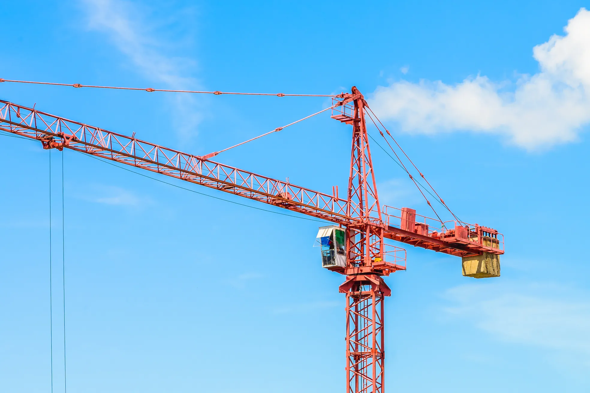 Gru a torre utilizzata per il sollevamento di materiali in cantiere