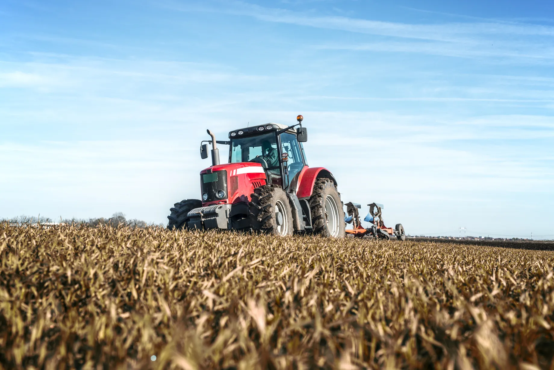 Trattore agricolo a ruote durante le attività di lavoro nei campi