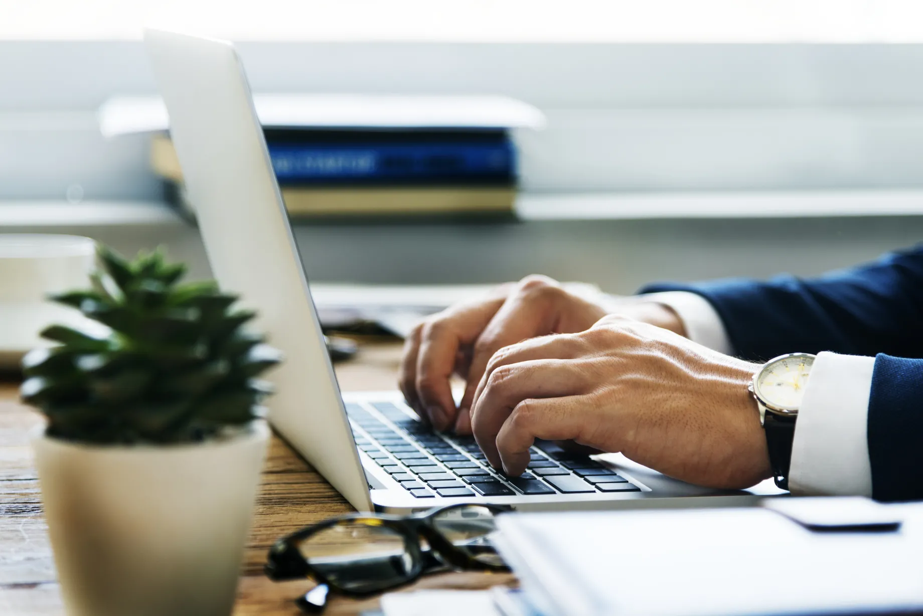Lavoratore al computer in un ambiente di lavoro a rischio basso