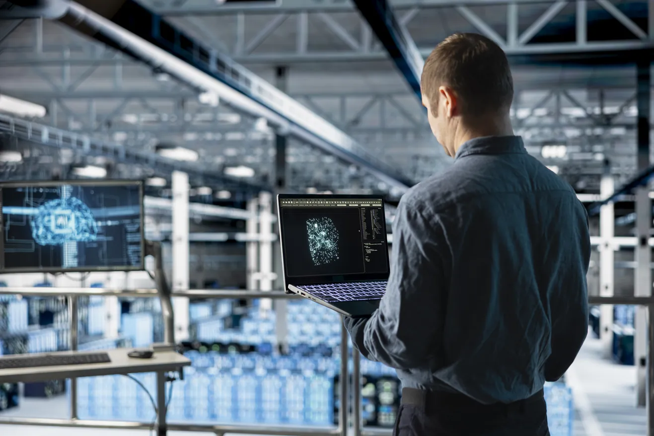 Professionista utilizza tecnologie digitali e intelligenza artificiale in un ambiente industriale 4.0