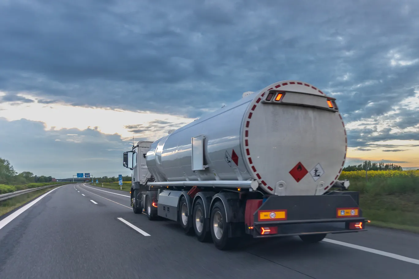 Autocisterna per il trasporto di merci pericolose ADR in circolazione su strada